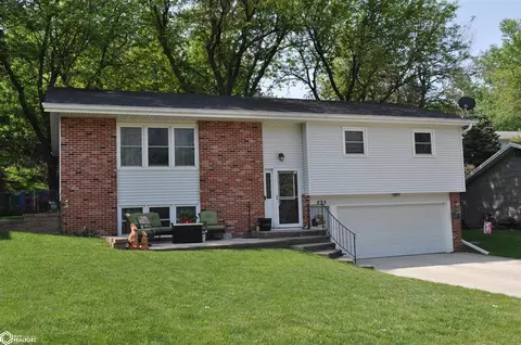 235 Ridgewood Dr, Carroll, IA 51401