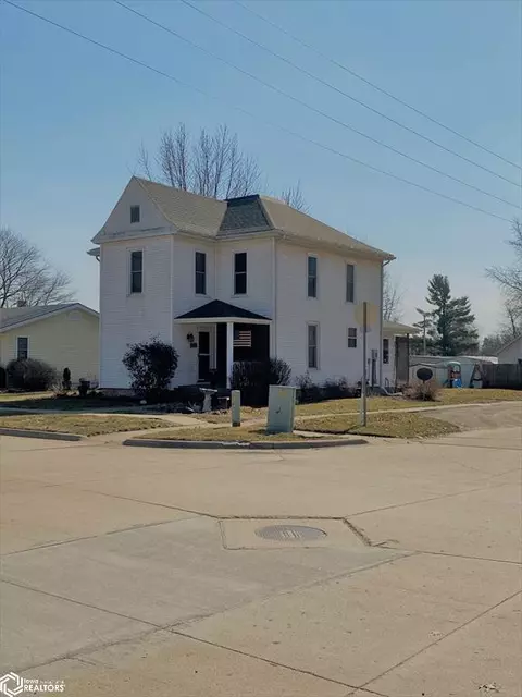 727 Isett St, Wapello, IA 52653