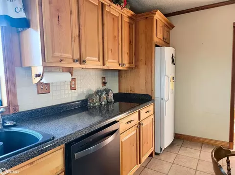 606 W Walnut St, Eldon, IA 52554 photo 10