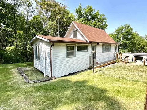 1164 1165 Grant Ave, Brooklyn, IA 52211