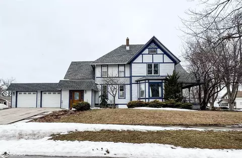 346 S 6th St, Forest City, IA 50436