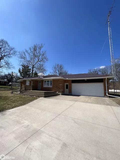 11451 N Gear Ave, Burlington, IA 52601