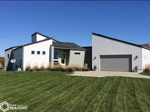 360 NE Meadowlark Ln, Waukee, IA 50263