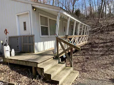 6006 6005 Waukonda Dr, Brooklyn, IA 52211