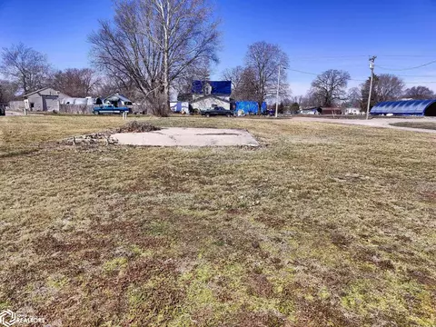 301 1st St, Eldon, IA 52554 photo 2