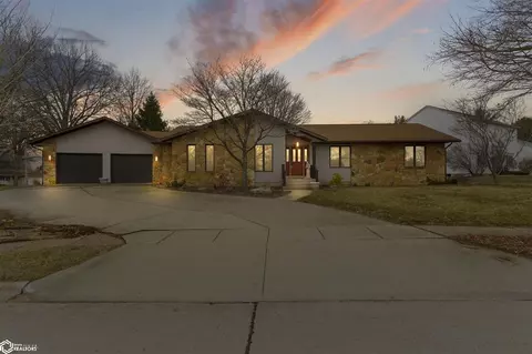 2730 Lochmoor Ln, Burlington, IA 52601
