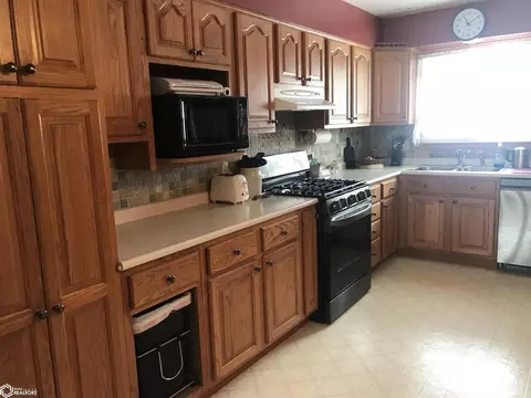 809 SW 5th St, Hampton, IA 50441 photo 9