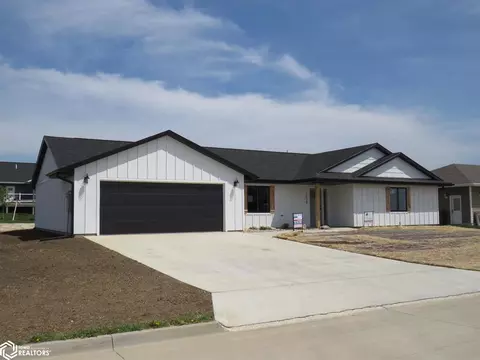 1529 E 10th St, Carroll, IA 51401