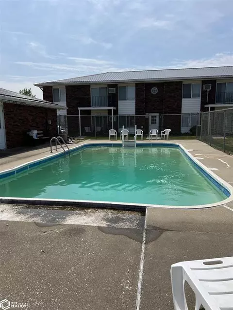 1503 W 3rd St #1H, Vinton, IA 52349