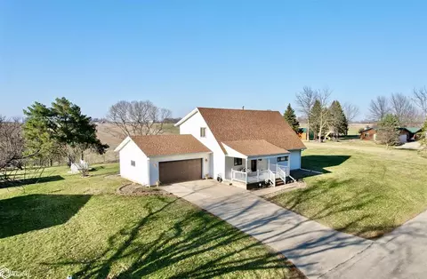 85 Fore Seasons Dr, Grinnell, IA 50112