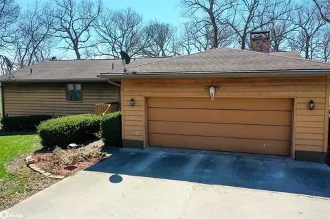 1265 Nutmeg Ave, Fairfield, IA 52556