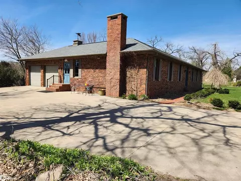 1028 Oakland Dr, Tama, IA 52339