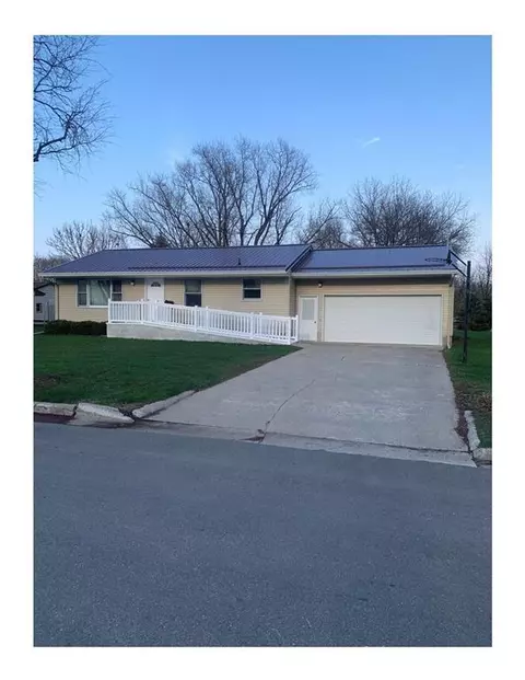 704 SW 2nd Ave, West Bend, IA 50597