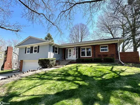 1920 Country Club Dr, Grinnell, IA 50112