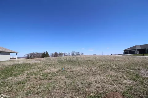 116 Coventry Ct, Clear Lake, IA 50428