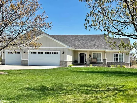 718 Fox Run Dr, Oskaloosa, IA 52577