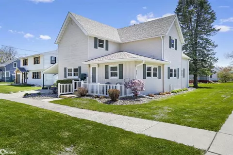637 8th St, Nevada, IA 50201