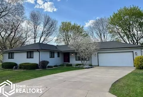 16 N Willowgreen Ct, Mason City, IA 50401