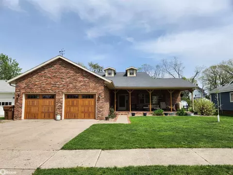 1526 Main St, Grinnell, IA 50112