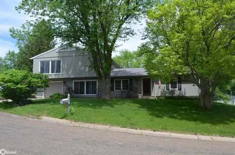 1021 Maywood Dr, Oskaloosa, IA 52577