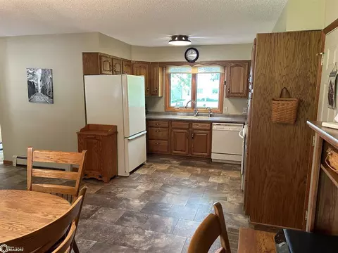 335 W Lyons St, Garner, IA 50438 photo 6