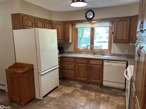 335 W Lyons St, Garner, IA 50438 photo 4
