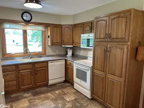 335 W Lyons St, Garner, IA 50438 photo 3