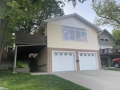 122 7th Ave N, Clear Lake, IA 50428