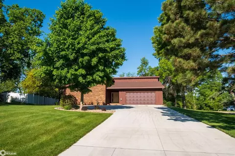 1717 Country Club Ln, Marshalltown, IA 50158