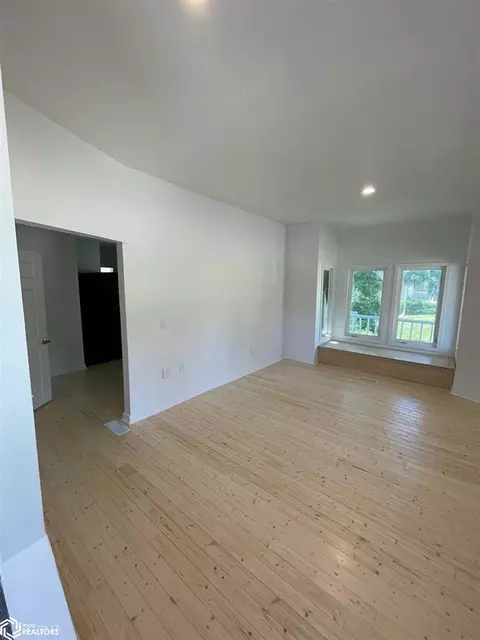 528 W Maple St, Centerville, IA 52544 photo 4