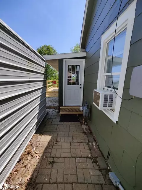 704 High St, Eldon, IA 52554 photo 3