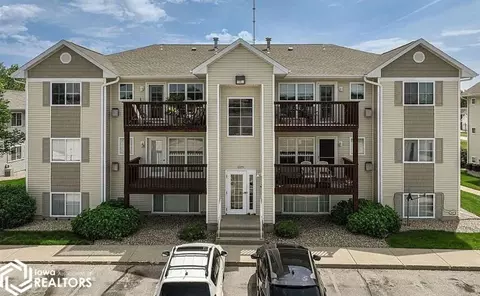 6723 Creekside Dr NE #2, Cedar Rapids, IA 52402