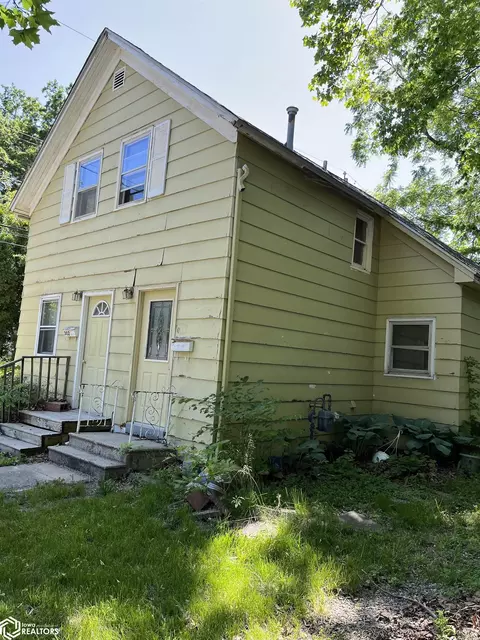 302 S 3rd St, Fairfield, IA 52556