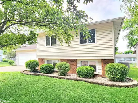 3 Regency Ln, Mason City, IA 50401