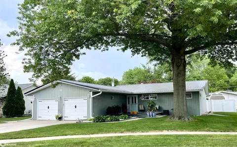 30 28th Pl, Fort Madison, IA 52627