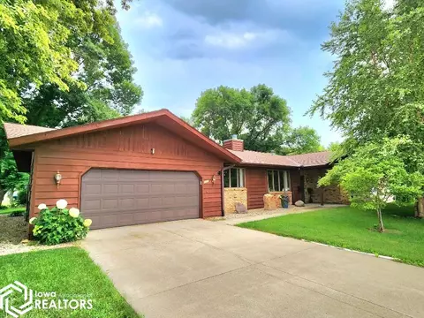 1103 Knollwood Ln, Mason City, IA 50401