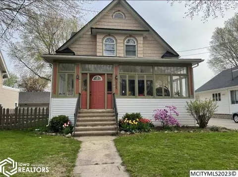214 10th St NW, Mason City, IA 50401