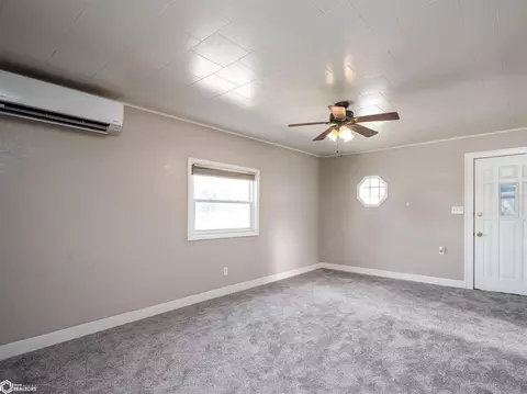 712 E 3rd St, Vinton, IA 52349 photo 9