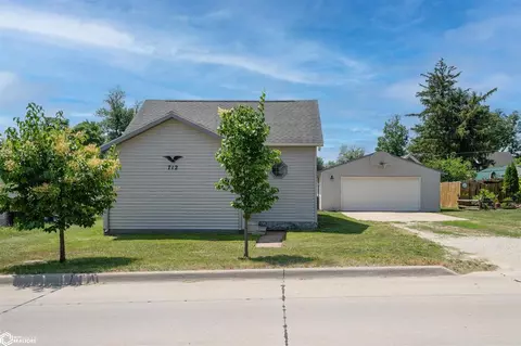 712 E 3rd St, Vinton, IA 52349 photo 2