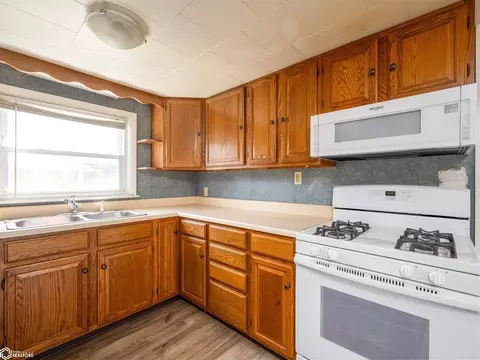 712 E 3rd St, Vinton, IA 52349 photo 5