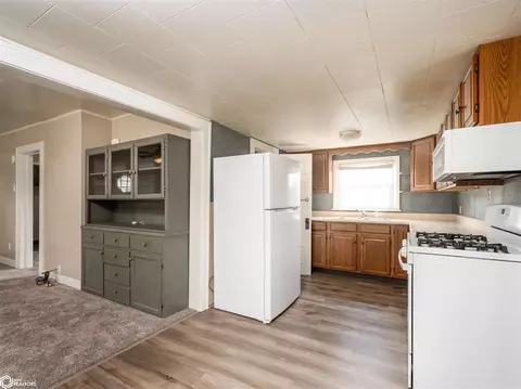 712 E 3rd St, Vinton, IA 52349 photo 6