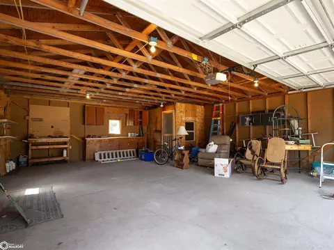 712 E 3rd St, Vinton, IA 52349 photo 4