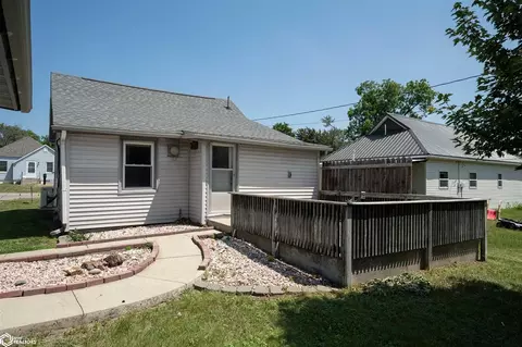 712 E 3rd St, Vinton, IA 52349 photo 3