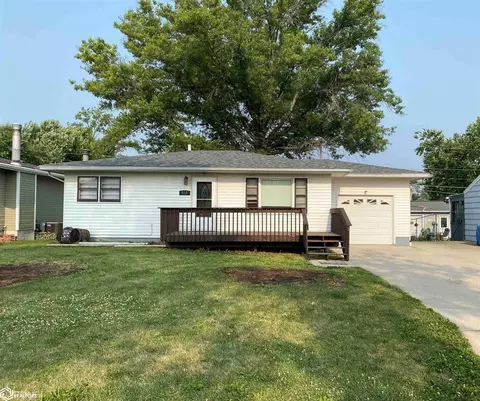 909 Stegman Blvd, Marshalltown, IA 50158