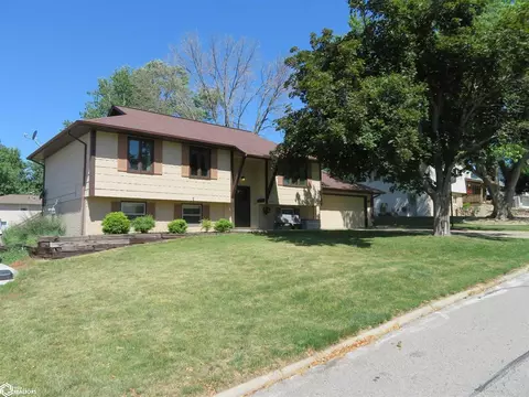 2005 Blossom Ln, Marshalltown, IA 50158