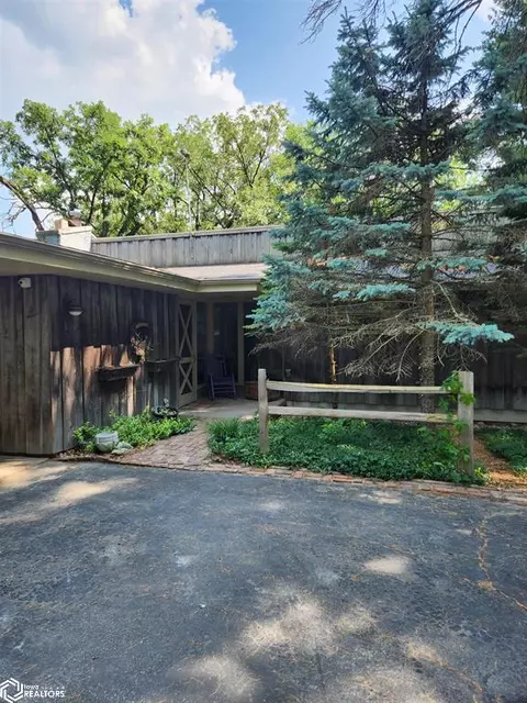 1017 Eastwood Dr, Oskaloosa, IA 52577