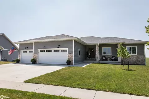 405 Bedford Ct, Clear Lake, IA 50428