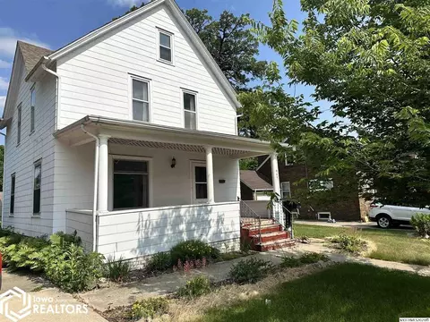 945 N Delaware Ave, Mason City, IA 50401