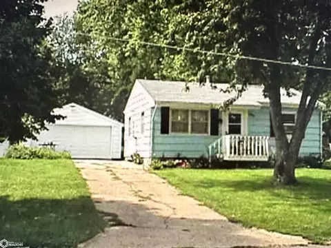 1011 E 3rd St, Pella, IA 50219