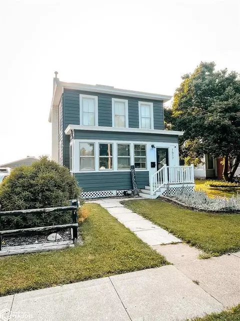 1517 Summer St, Burlington, IA 52601